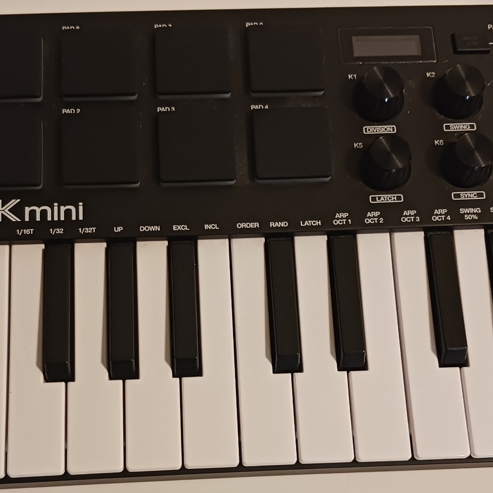 Akai (MPK Mini)MK3-(Red/Black)-(25 Key USB MIDI)-(Pre-owned)-(New Condition)-$85 - Picture 3 of 4